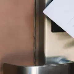 Czy wychodząc z hotelu zostawia się klucz? Poznaj ważne zasady