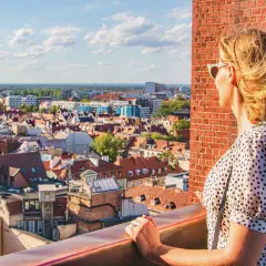 Kobieta podziwia panoramę Wrocławia. Idealne miejsce, by zaplanować, co zobaczyć wrocław co zobaczyć w 1 dzień.