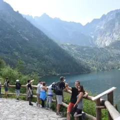 Turyści podziwiający Morskie Oko. Warto wiedzieć, ile kosztuje wjazd na Morskie Oko, by zaplanować wycieczkę.