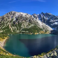 Tatry jesienią: Morskie Oko i szczyty pokryte śniegiem. Idealne miejsce na najpiękniejsze szlaki w Tatrach dla początkujących.