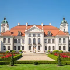 Pałac w Kozłówce z pięknymi ogrodami, fontanną i kwitnącymi różami. Wspaniałe kozłówka atrakcje czekają na zwiedzających.