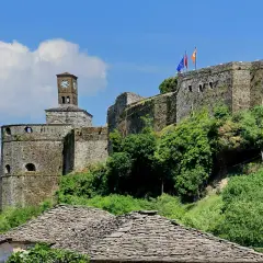 Zamek w Gjirokastrze: Fascynująca historia i atrakcje turystyczne