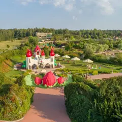 Bajkowy zamek i plac zabaw w otoczeniu zieleni. Sprawdź magiczne ogrody cennik i zaplanuj rodzinny wypad.