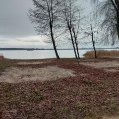 Camping jezioro Powidzkie – najlepsze miejsca, ceny i zasady biwakowania