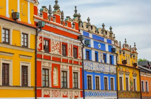 Kolorowe kamienice na Rynku w Zamościu, wpisane na listę **obiektów UNESCO w Polsce**, zachwycają renesansową architekturą.