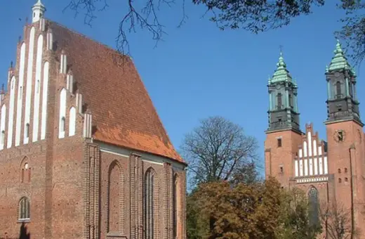 Poznańska katedra, najstarszy kościół w Polsce, z charakterystycznymi wieżami i ceglaną fasadą.