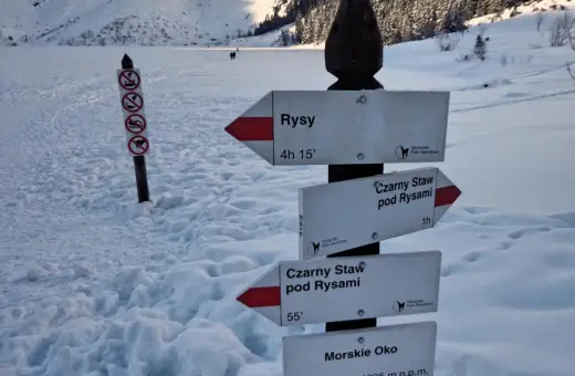 Zimowy szlak na Rysy. Znaki kierunkowe wskazują drogę do Rysów (4h 15'), Czarnego Stawu pod Rysami (1h i 55') oraz Morskiego Oka.