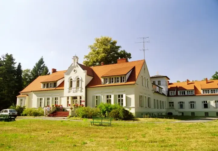 Dworek Ustronie - historia, noclegi i atrakcje w malowniczej okolicy