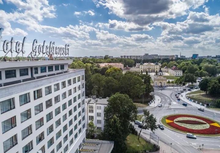 Hotel Gołębiewski Białystok, widok z lotu ptaka na nowoczesny budynek i otaczającą zieleń. Opinie o hotelu są pozytywne.