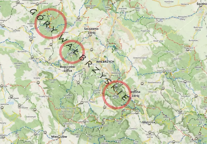 Mapa szlaków turystycznych w Górach Wałbrzyskich. Czerwone okręgi zaznaczają popularne punkty widokowe i szczyty.