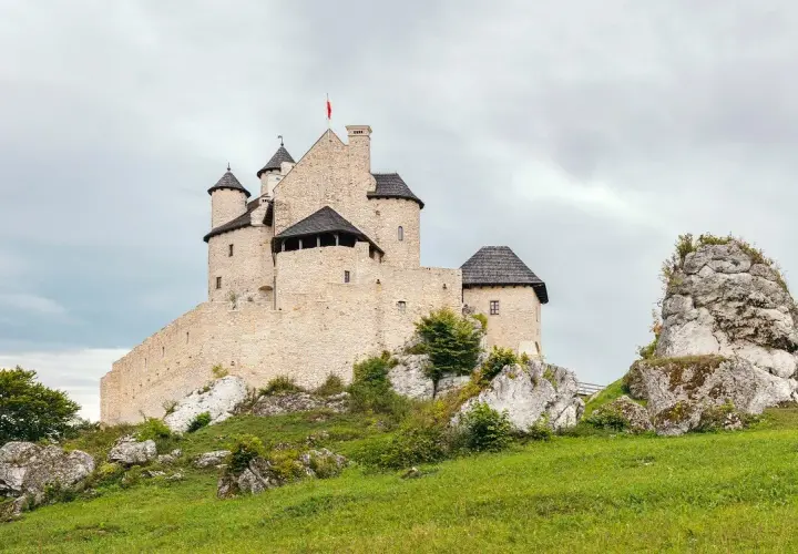 Zamek w Bobolicach - historia, tajemnice i atrakcje turystyczne