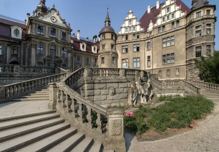 Kamienny zamek z wieżą i schodami. Warto zobaczyć, co to za moszna budowla!