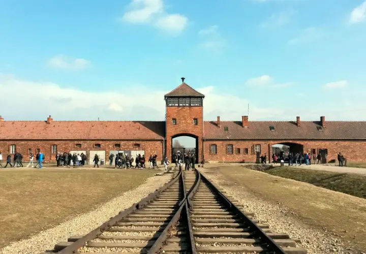 Brama obozu Auschwitz, tory kolejowe. Informacje o auschwitz bilety cennik.