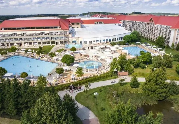 Historia hotelu Gołębiewski w Mikołajkach: Kiedy powstał i co oferuje?