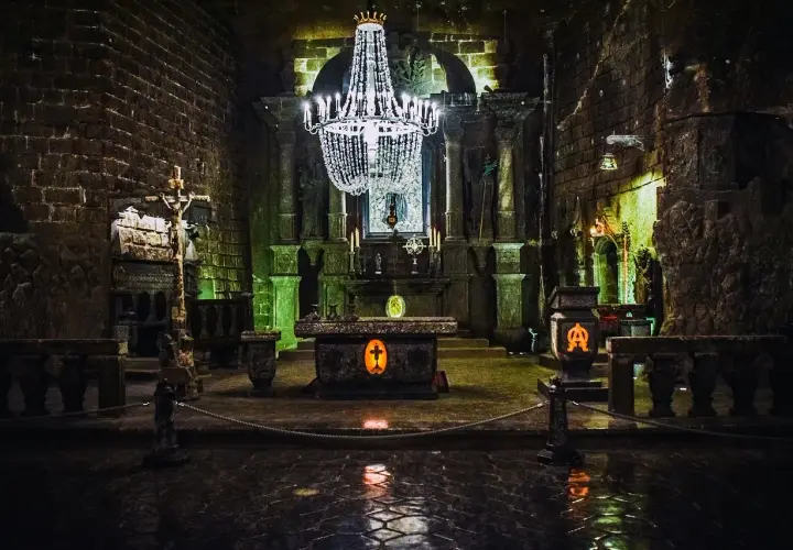 Podziemna kaplica w królewskich kopalniach soli w Wieliczce i Bochni, z kryształowym żyrandolem i ołtarzem wykutym w soli.