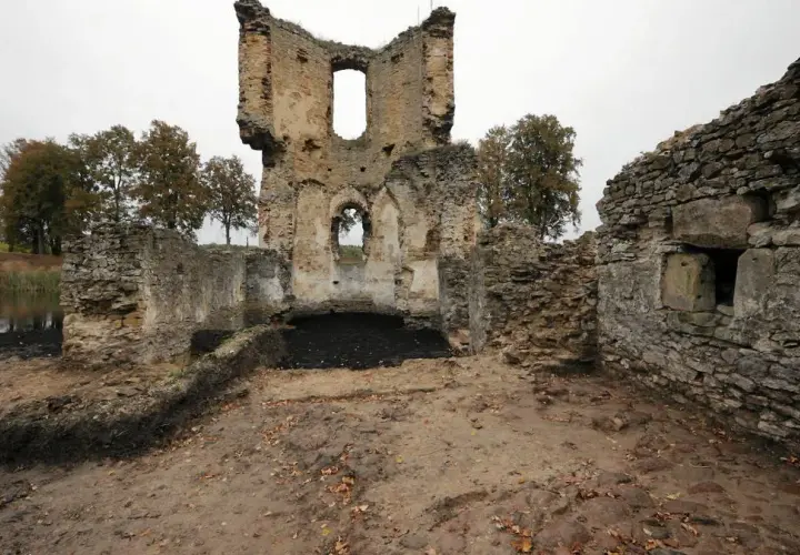 Zamek w Ćmielowie: Historia, tajemnice i ruiny, które zaskakują