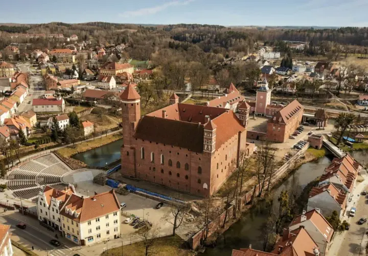 Lidzbark Warmiński atrakcje: imponujący zamek biskupów warmińskich, otoczony fosą i malowniczym miasteczkiem.