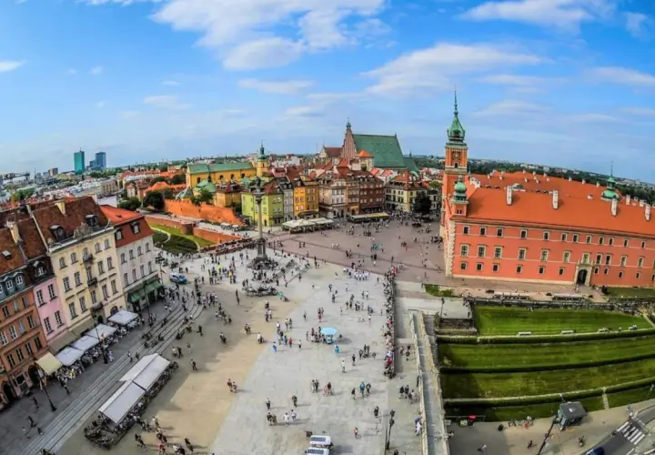 Rynek Starego Miasta w Warszawie, z Zamkiem Królewskim i Kolumną Zygmunta. Idealne miejsce, by zobaczyć, co warto zobaczyć w Warszawie za darmo.
