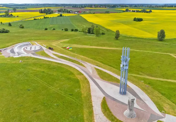 Pomnik i amfiteatr na polu bitwy. Tu jest Grunwald, gdzie historia Polski splata się z krajobrazem kwitnącego rzepaku.