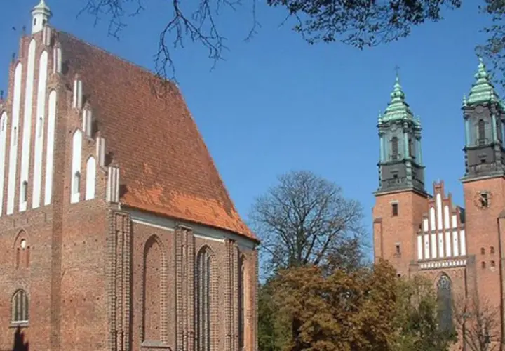 Poznańska katedra, najstarszy kościół w Polsce, z charakterystycznymi wieżami i ceglaną fasadą.