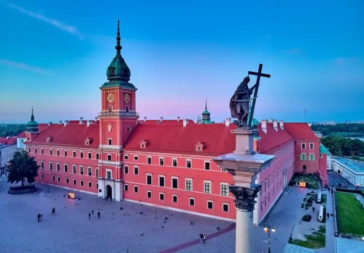Zamek Królewski i Kolumna Zygmunta – jedne z najfajniejszych miejsc w Warszawie, o zachodzie słońca.
