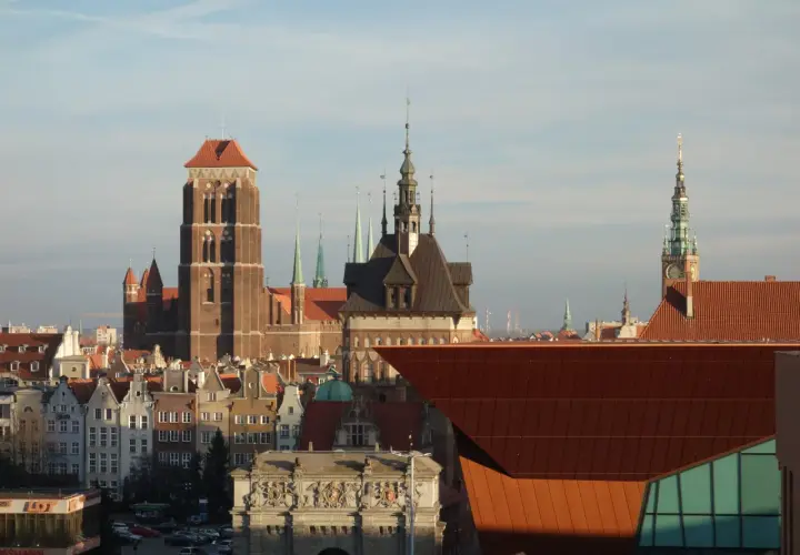 Widok na zabytkowe kamienice i wieże Starego Miasta Gdańsk.