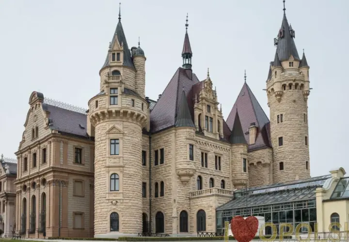 Zamek w Mosznej godz otwarcia - nie przegap ważnych informacji