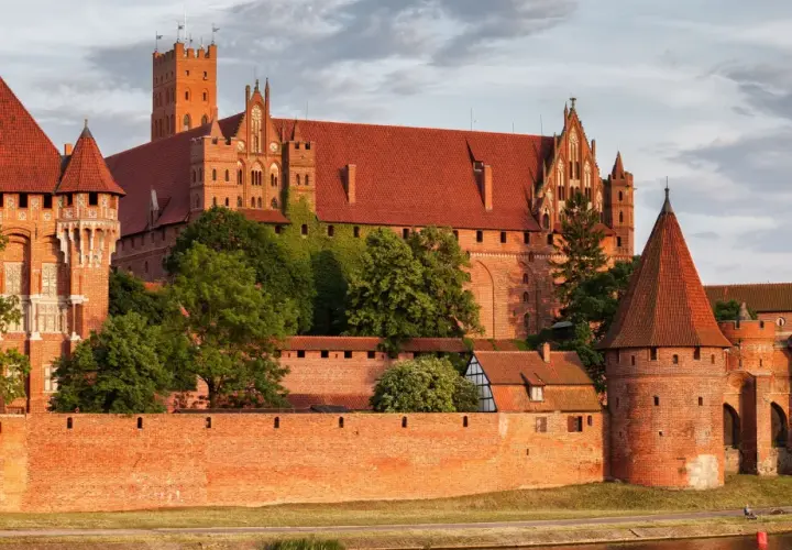 Zamki średniowiecza w Polsce: Tajemnice, historia i atrakcje turystyczne