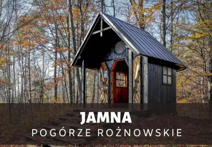 Drewniana kapliczka w lesie jesienią, z nartami przy wejściu. Jamna, Pogórze Rożnowskie.