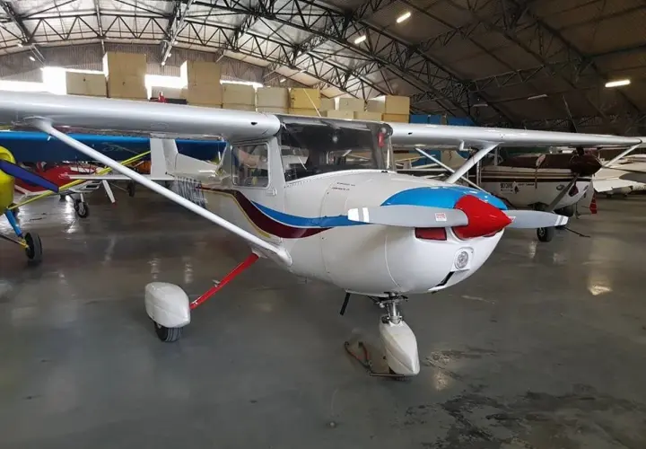 Małe samoloty w hangarze. Widok z tarasu widokowego lotnisko Gdańsk.