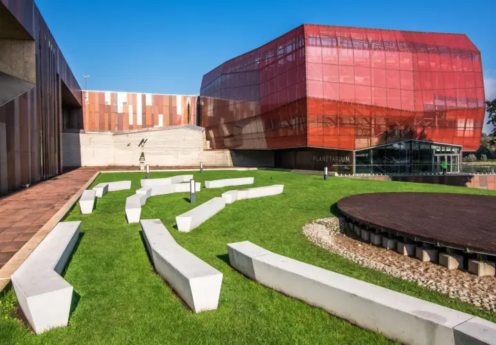 Nowoczesny budynek planetarium, część Centrum Nauki Kopernik. Opinie o tym miejscu są zazwyczaj pozytywne.