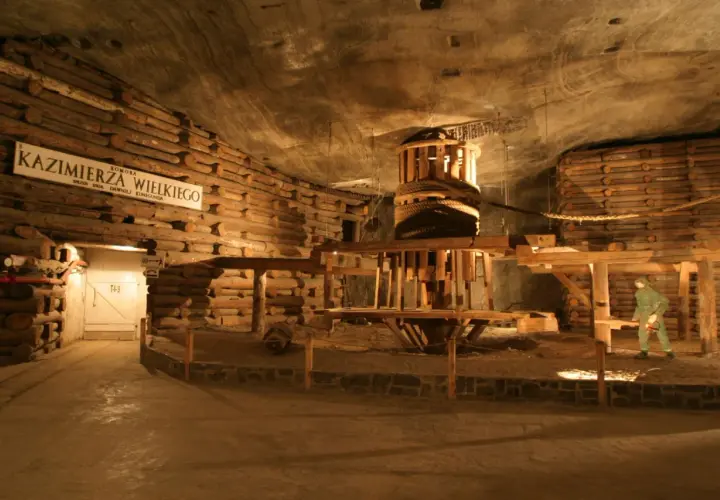 Wieliczka: zobacz cennik kopalni soli. Wnętrze kopalni z drewnianą konstrukcją i manekinem górnika.