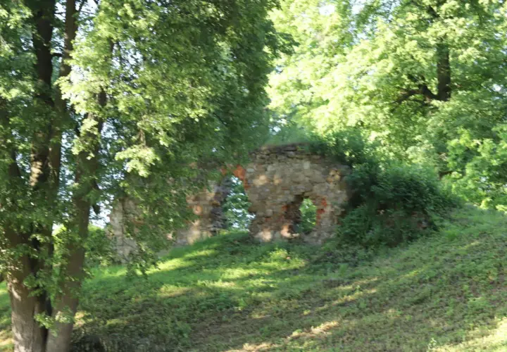 Ruiny zamku w Dąbrówce: historia, tajemnice i atrakcje turystyczne