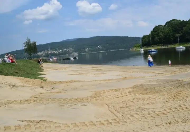 Plaża jezioro Żywieckie - idealne miejsce na relaks i zabawę