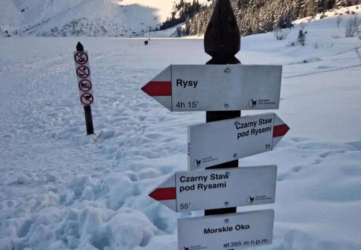 Zimowy szlak na Rysy. Znaki kierunkowe wskazują drogę do Rysów (4h 15'), Czarnego Stawu pod Rysami (1h i 55') oraz Morskiego Oka.