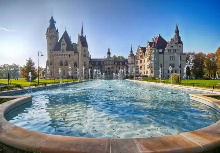 Zamek Moszna, z jego imponującą architekturą i malowniczymi fontannami, to jedna z największych atrakcji regionu.