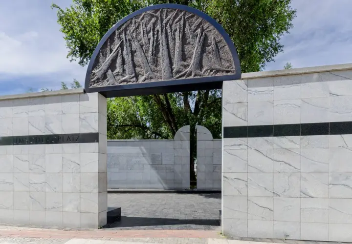 Umschlagplatz: monumentalny pomnik z kamienia z płaskorzeźbą i napisem. Miejsce pamięci o tragicznej historii.