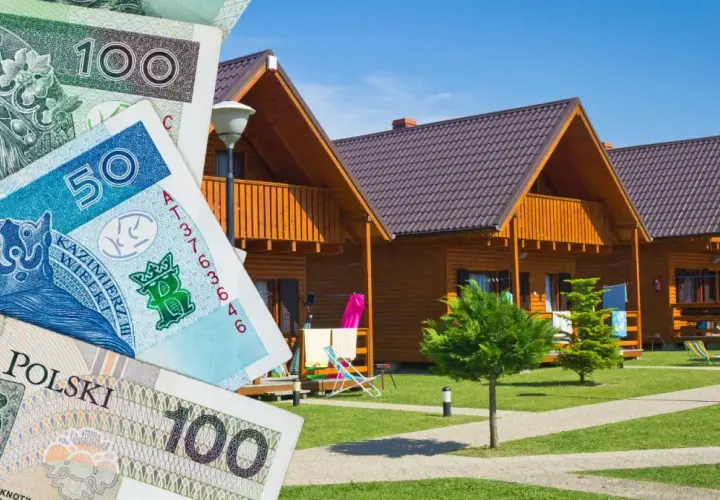 Zniżki na booking! Polskie banknoty przed domkami letniskowymi.