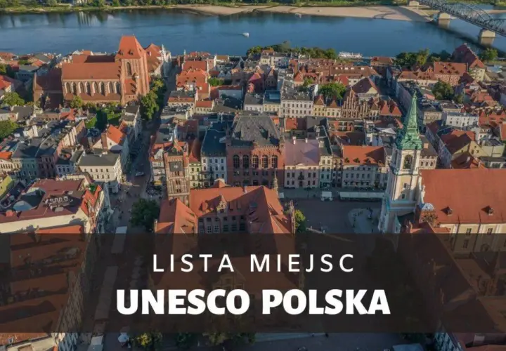 Widok z lotu ptaka na zabytkowe miasto z czerwonymi dachami i rzeką. Napis "Lista Miejsc UNESCO Polska" podkreśla jego znaczenie.