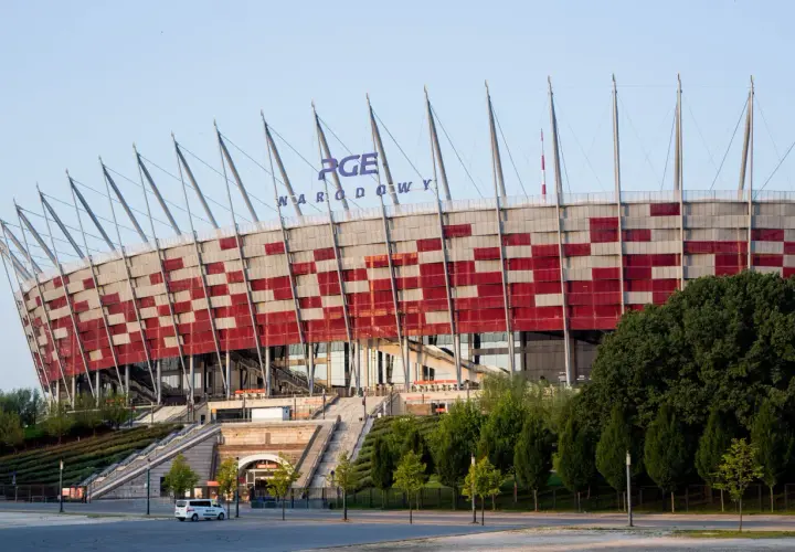 PGE Narodowy, największy stadion w Polsce, z charakterystyczną biało-czerwoną fasadą i stalowymi masztami.