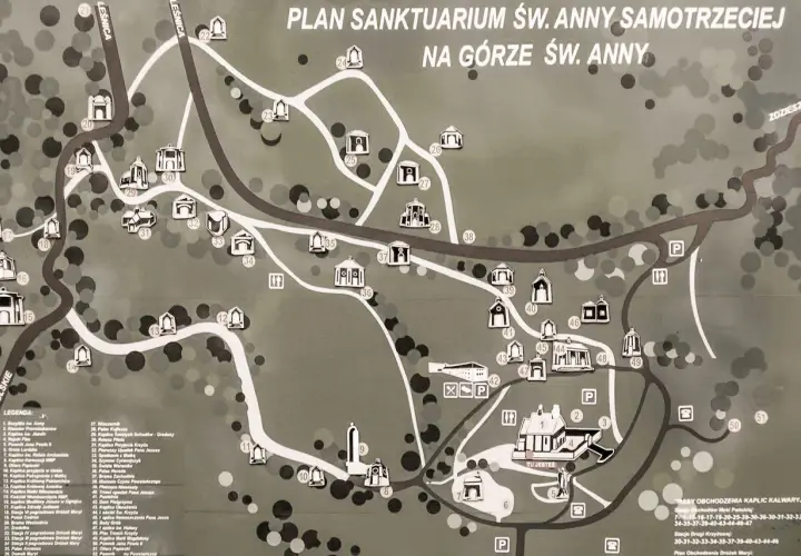 Plan sanktuarium na Górze Św. Anny z zaznaczonymi kaplicami i drogami.