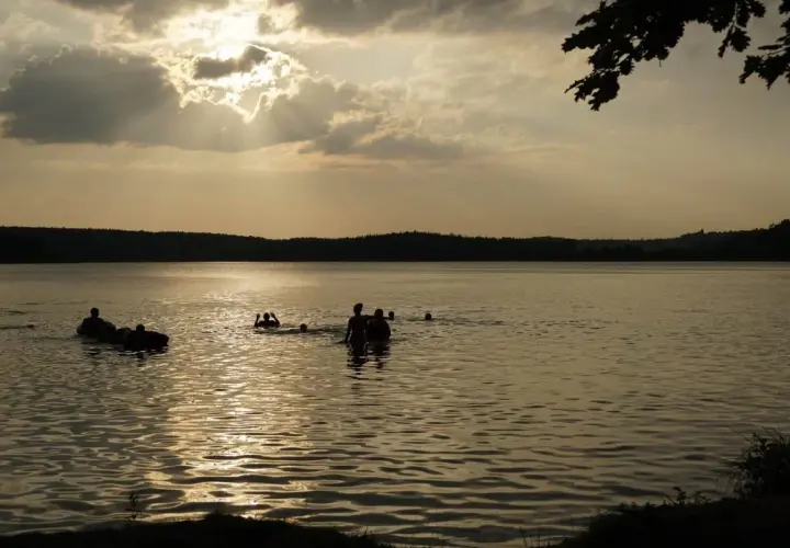 Jezioro Trzechowskie: Idealne miejsce na relaks i przygodę w naturze