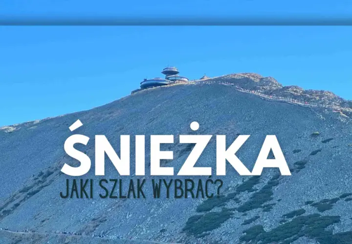 Szlak na Śnieżkę. Widok na górę z budynkami na szczycie i turystami idącymi ścieżką.