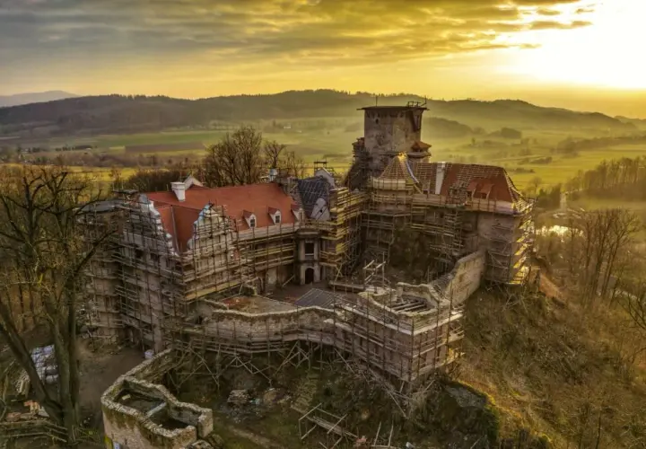 Zamek Niesytno w Płoninie - historia, tajemnice i aktualny stan