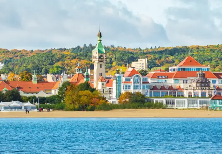 Sopot: malownicze widoki, plaża i zabytkowe budynki. Idealne miejsce na relaks i odkrywanie atrakcji dla dorosłych.