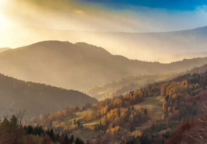 Jesienne wzgórza w promieniach słońca. Krynica-Zdrój jakie to góry? Beskid Sądecki, pełen kolorów i mgieł.