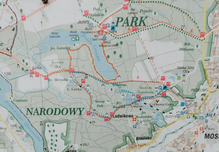 Mapa Wielkopolskiego Parku Narodowego z zaznaczonymi jeziorami, szlakami i ciekawostkami, jak Jezioro Góreckie czy Studnia Napoleona.