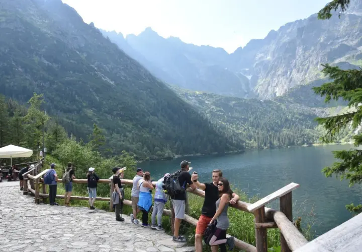 Turyści podziwiający Morskie Oko. Warto wiedzieć, ile kosztuje wjazd na Morskie Oko, by zaplanować wycieczkę.