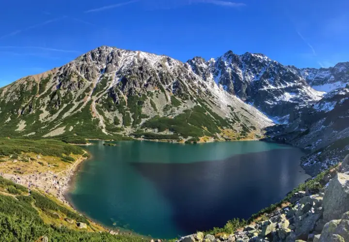 Tatry jesienią: Morskie Oko i szczyty pokryte śniegiem. Idealne miejsce na najpiękniejsze szlaki w Tatrach dla początkujących.