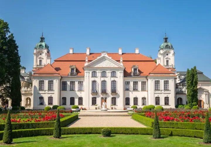 Pałac w Kozłówce z pięknymi ogrodami, fontanną i kwitnącymi różami. Wspaniałe kozłówka atrakcje czekają na zwiedzających.